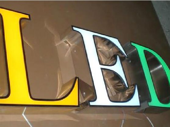 石棉介绍LED招牌的基础知识。